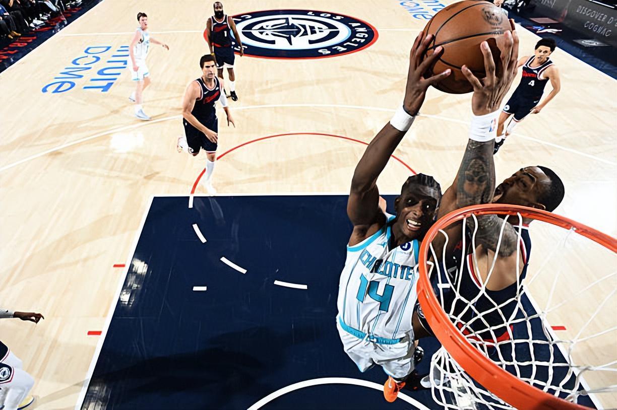 完美体育-本来是一名可靠的蓝领中锋！结果快船就这样白白将他送到了黄蜂？