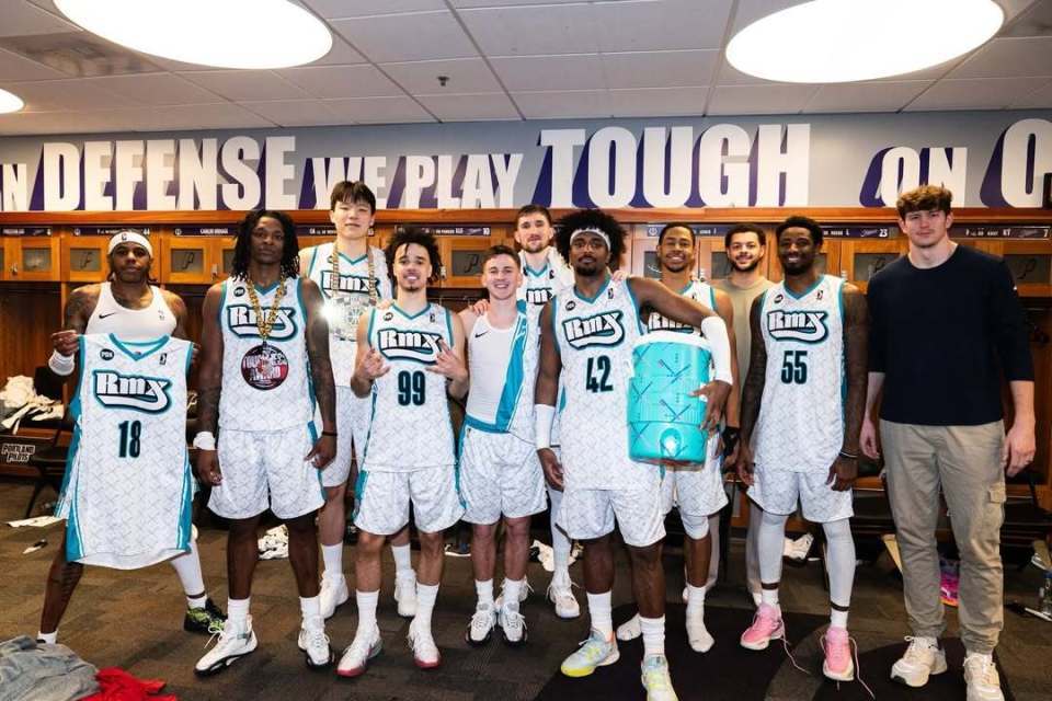 完美体育平台-杨瀚森再次参加混音大合影！表现出色挂上奖牌 站位也发生变化了