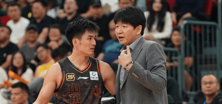 完美体育官网-山东男篮险胜江苏邱彪再次恶心球迷：两嫡系球员光腚推磨转圈丢人